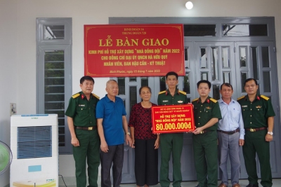 Đại diện Ban vận động Quỹ “Vì người nghèo” Binh đoàn 16 trao kinh phí hỗ trợ xây dựng “ Nhà đồng đội” năm 2022