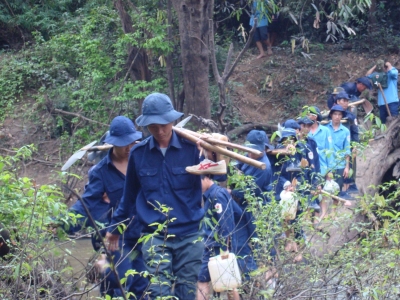 Cán bộ, nhân viên Đội K72 vượt suối, băng rừng trên đường đi thực hiện nhiệm vụ quy tập hài cốt liệt sỹ Việt Nam trên địa bàn tỉnh Kratie, Vương quốc Campuchia