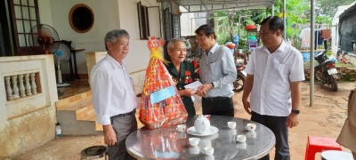Lãnh đạo Đảng ủy Công ty TNHH MTV Cao su Lộc Ninh thăm hỏi, tặng quà gia đình chính sách nhân dịp kỷ niệm ngày TBLS 27.7