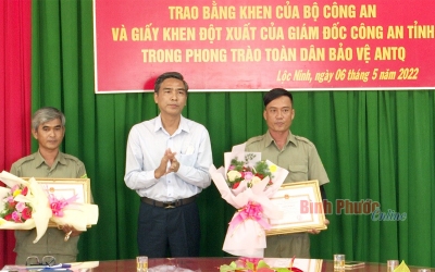 Ngày 06/5/2022, lãnh đạo UBND huyện Lộc Ninh trao tặng giấy khen đột xuất của Giám đốc Công an tỉnh cho 2 công dân (tại thị trấn Lộc Ninh) có thành tích xuất sắc trong phong trào toàn dân bảo vệ an ninh Tổ quốc
