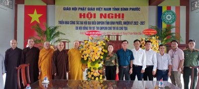Trưởng Ban Dân vận Tỉnh ủy, Chủ tịch UBMTTQVN tỉnh Lê Thị Xuân Trang tặng hoa chúc mừng Ban Trị sự Phật giáo tỉnh Bình Phước.