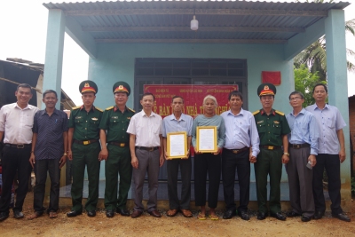 Đại diện Binh đoàn 16, Trung đoàn 717, UBND huyện Lộc Ninh trao Quyết định về việc công nhận sở hữu nhà tình nghĩa với các hộ gia đình chính sách, người có công gặp khó khăn về nhà ở