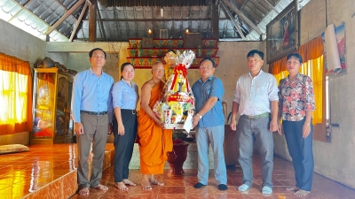 Ông Điểu Nen – Phó Trưởng Ban Dân tộc tỉnh tặng quà chúc mừng Lễ Sene Dolta  chùa Bồ Đề xã Nha Bích, huyện Chơn Thành