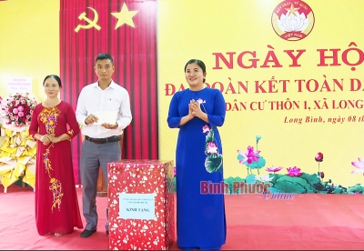 Chủ tịch UBND tỉnh Trần Tuệ Hiền dự ngày hội đại đoàn kết và tặng quà cho nhân dân Thôn 1, xã Long Bình, huyện Phú Riềng