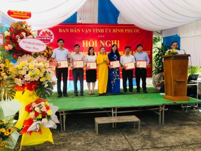 Đ/c Lê Thị Xuân Trang trao kỷ niệm chương vì sự nghiệp công tác dân vận của Đảng cho các đơn vị