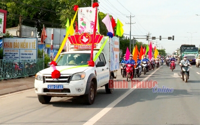 Trung tâm Văn hóa và Thể thao huyện Chơn Thành cùng đội hình tuyên truyền lưu động chào mừng Đại hội Đảng bộ tỉnh lần thứ XI. Nguồn Báo Bình Phước