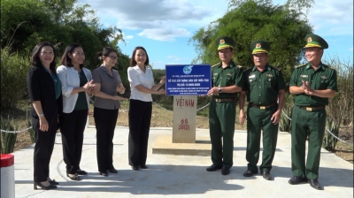 Câu lạc bộ Nữ chủ chốt huyện trao công trình cho Đồn Biên phòng Thanh Hòa