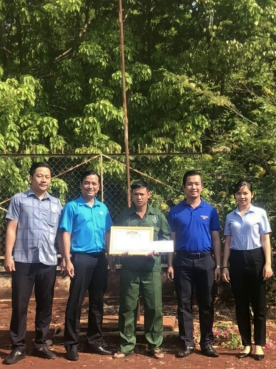 BCH Đoàn TNCS Hồ Chí Minh Công ty TNHH MTV Cao su Lộc Ninh đã kịp thời khen thưởng cho đoàn viên nhặt được của rơi trả lại cho người đánh rơi