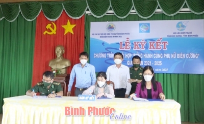 Đại diện Đồn biên phòng Thanh Hòa và Hội Liên hiệp Phụ nữ tỉnh Bình Dương,  tỉnh Bình Phước ký kết Chương trình phối hợp (Nguồn ảnh Bình Phước online)