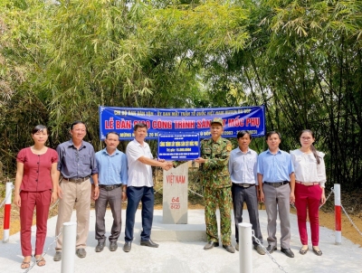 Đại diện Chi bộ Ban Dân vận - Ủy ban MTTQ Việt Nam huyện  bàn giao công trình cho Đồn Biên phòng Phước Thiện