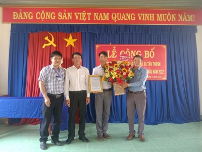 Lãnh đạo huyện và xã trao Quyết định, tặng hoa chúc mừng khu dân cư ấp Tân Lập  đạt khu dân cư nông thôn kiểu mẫu