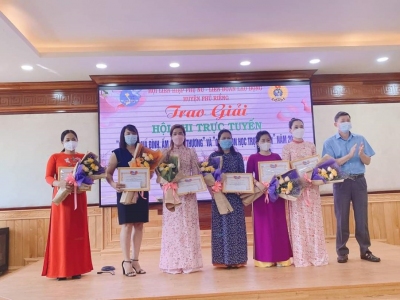 Đồng chí Trương Văn Cương  (bên phải)- Chủ tịch LĐLĐ huyện tặng giấy khen và hoa cho các hộ gia đình đạt giải cuộc thi ảnh trực tuyến “Bữa cơm gia đình, ấm áp yêu thương” và “Cùng con học trực tuyến”