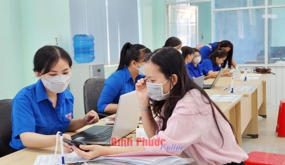 Đội hình thanh niên tình nguyện huyện Bù Đăng hỗ trợ người dân đăng ký tài khoản dịch vụ công quốc gia và các bước thực hiện dịch vụ công trực tuyến (Nguồn: Báo Bình Phước)