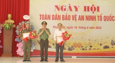 Thừa ủy quyền của Chủ tịch UBND tỉnh, Đại tá Nguyễn Phương Đằng – Phó giám đốc Công an tỉnh trao tặng bằng khen của Chủ tịch UBND tỉnh cho 2 cá nhân có thành tích xuất sắc trong phong trào TDBVANTQ