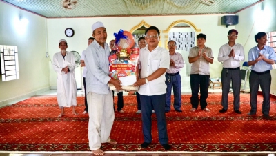 Ông Điểu Nen - Phó Trưởng Ban  Dân tộc tặng quà cho thánh đường hồi giáo  ấp Tân Phú, xã Thuận Phú, huyện Đồng Phú