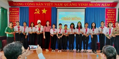 Lãnh đạo Phòng Giáo dục TP Đồng Xoài tặng hoa chúc mừng các em học sinh đạt giải cao tại kỳ thi