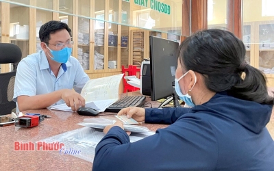 Người dân giải quyết thủ tục hành chính tại "bộ phận một cửa" UBND thành phố Đồng Xoài (Ảnh: Báo Bình Phước online)