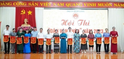 Ban tổ chức trao cờ lưu niệm cho các đội tham gia Hội thi “Dân vận khéo”  tại thị xã Bình Long năm 2023