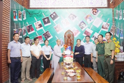 Hình ảnh Đoàn đến thăm tặng quà tại Chùa Pháp Lạc (xã Bù Nho)