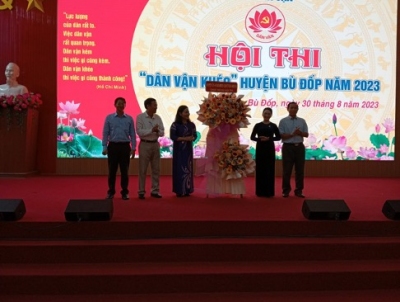 Thường trực Huyện ủy – HĐND – UBND huyện tặng hoa Ban Tổ chức Hội thi