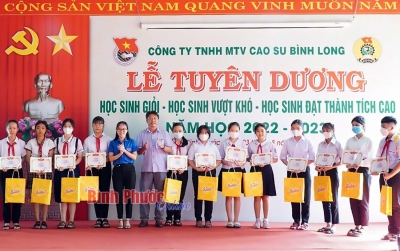 Công ty TNHH MTV cao su Bình Long tổ chức chương trình tuyên dương học sinh giỏi, học sinh nghèo hiếu học và học sinh đạt thành tích cao trong năm học 2022-2023 (Ảnh: Báo Bình Phước Online).