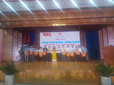 Đồng chí Nguyễn Thị Xuân Hòa - TUV, Bí thư huyện ủy Phú Riềng cùng các đồng chí Lãnh đạo Huyện ủy tặng cờ lưu niệm cho các đội thi