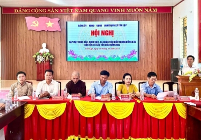 Lãnh đạo huyện Đồng Phú, xã Tân Lập dự buổi họp mặt