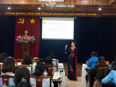 Đồng chí Phạm Thị Thuý - Tiến sĩ Xã hội học, Thạc sĩ Tâm lý trị liệu, giảng viên chính Học viện Hành chính Quốc gia tại Thành phố Hồ Chí Minh nói chuyện chuyên đề