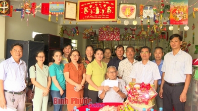 Lãnh đạo thị xã Chơn Thành thăm, tặng quà chúc thọ người cao tuổi ở khu phố 3A, phường Minh Hưng (Ảnh Báo Bình Phước online)
