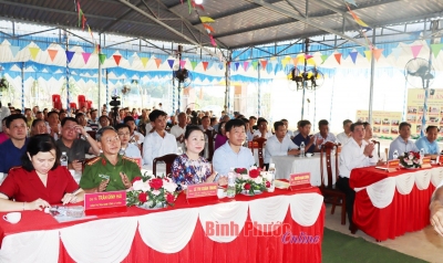 Các đại biểu và đông đảo nhân dân ấp 2, xã Minh Tâm dự ngày hội