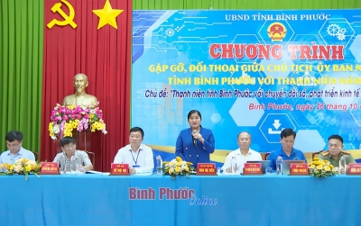 Chủ tịch UBND tỉnh Trần Tuệ Hiền trao đổi tại buổi đối thoại với thanh niên (Ảnh Báo Bình Phước online)
