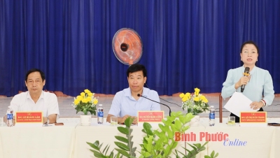 Đồng chí Lê Thị Xuân Trang, Ủy viên Ban Thường vụ, Trưởng ban Dân vận Tỉnh ủy, Chủ tịch Ủy ban MTTQ Việt Nam tỉnh phát biểu tại buổi làm việc