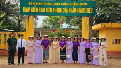 Lãnh đạo Hội LHPN tỉnh Bình Phước và huyện Bù Đốp tiếp đón Đoàn Phụ nữ Mudulkiri Vương quốc Campuchia tại cửa Khẩu Hoàng Diệu