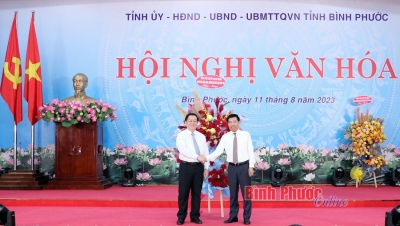 Nguyễn Mạnh Cường, Ủy viên Trung ương Đảng, Bí thư Tỉnh ủy nhận lẵng hoa chúc mừng của đ/c Nguyễn Trọng Nghĩa, Bí thư Trung ương Đảng, Trưởng ban Tuyên giáo Trung ương