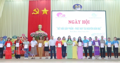 Đại diện Ban giám khảo cuộc thi và lãnh đạo các sở, ban, ngành trao chứng nhận, tặng hoa cho các cá nhân, tổ chức đoạt giải Cuộc thi “Phụ nữ khởi nghiệp - Phát huy tài nguyên bản địa” (Nguồn ảnh: Báo Bình Phước).