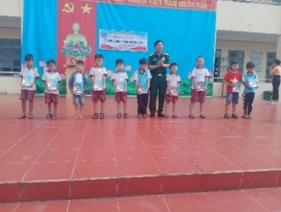 Chủ tịch Hội CCB tỉnh Bình Phước Huỳnh Văn Nước trao tặng tập vở cho các em học sinh trường Tiểu học và THCS Thanh Hòa, huyện Bù Đốp, tỉnh Bình Phước.