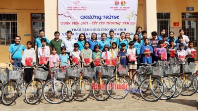 Các em học sinh vượt khó học tốt được tặng xe đạp trong chương trình Xuân biên giới - Tết yêu thương tại huyện Bù Đốp (Nguồn ảnh; Báo Bình Phước Online).