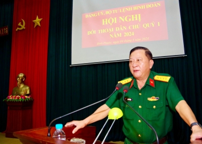 Đại tá Nguyễn Đức Họp, Đảng uỷ viên, Phó Tư lệnh Binh đoàn 16  ghi nhận, giải đáp các ý kiến, kiến nghị phát biểu tại buổi đối thoại