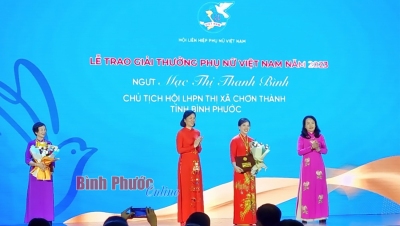 Nhà giáo ưu tú Mạc Thị Thanh Bình - Chủ tịch Hội LHPN thị xã Chơn Thành  nhận “Giải thưởng Phụ nữ Việt Nam” năm 2023(nguồn ảnh: Báo Bình Phước Online)