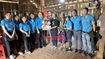 Ban Chấp hành Công đoàn Công ty TNHH Freewell thăm và tặng quà tết cho gia đình công nhân tại huyện Bù Đăng (Nguồn ảnh: Báo Bình Phước Online).