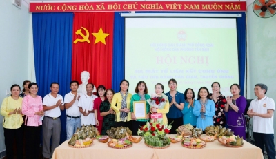 Lãnh đạo Hội nông dân TP ĐX và Đảng uỷ phường  tặng hoa chúc mừng Tổ liên kết