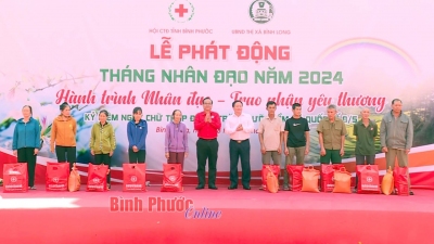 Lãnh đạo tỉnh trao quà cho các hộ gia đình có hoàn cảnh khó khăn tại Lễ phát động Tháng Nhân đạo năm 2024