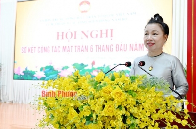 Ủy viên Ban Thường vụ Tỉnh ủy, Trưởng Ban Dân vận, Chủ tịch Ủy ban MTTQ Việt Nam tỉnh Bình Phước Lê Thị Xuân Trang phát biểu tại hội nghị