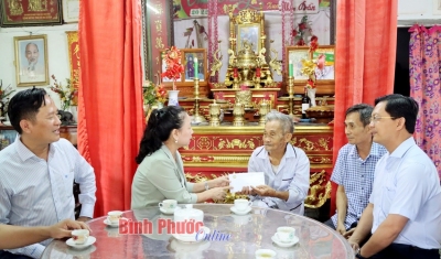 Đồng chí Lê Thị Xuân Trang, Ủy viên Ban Thường vụ, Trưởng Ban Dân vận Tỉnh ủy trao quà của tỉnh cho thương binh Nguyễn Tây Đông