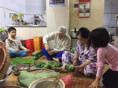 Dù bận rộn việc nước, Bác vẫn dành thời gian gói bánh chưng dịp Tết với gia đình, giữ gìn nét đẹp truyền thống văn hóa của dân tộc Việt Nam