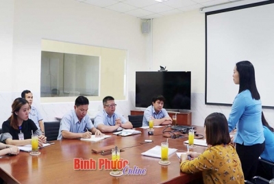 Công đoàn KCN Đồng Xoài - Đồng Phú làm việc với Ban giám đốc, Ban an toàn thực phẩm và công đoàn cơ sở Công ty TNHH New Apparel Far Eastern Việt Nam (Nguồn ảnh: Báo Bình Phước).