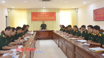 Đoàn công tác Ban chỉ đạo thực hiện quy chế dân chủ cơ sở (QCDCCS) Đảng ủy Quân khu 7 kiểm tra việc thực hiện QCDCCS trong lực lượng vũ trang tỉnh Bình Phước. (Ảnh: Báo Bình Phước Online)