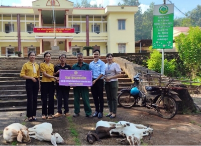 Lãnh đạo Hội nông dân xã Hưng Phước trao bảng tặng dê sinh sản cho 02 hộ gia đình