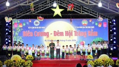 Trung tướng Nguyễn Anh Tuấn - Bí thư Đảng ủy, Chính ủy Bộ đội biên phòng và đồng chí Nguyễn Mạnh Cường - Bí thư Tỉnh ủy Bình Phước tặng quà cho thiếu nhi.