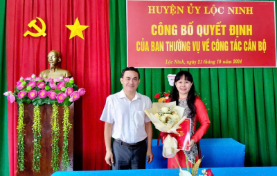 Đ/c Lê Trường Sơn - Ủy viên Ban Thường vụ Tỉnh ủy, Bí Thư Huyện ủy trao Quyết định bổ nhiệm Trưởng Ban Dân vận Huyện ủy đối đ/c Phạm Thị Thúy